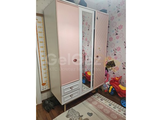 Az kullanılmış temiz çocuk dolabı