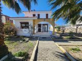 Satilik denize 300m 2 villa, ortada havuz, iki evin tapusu hazir, borc yok, vergi yok