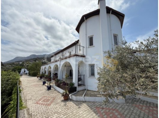 Kuzey Kıbrıs, Karşıyaka Eteklerinde Özel Havuzlu, Manzaralı 4+1 Şirin Villa