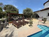 Kuzey Kıbrıs, Karşıyaka Eteklerinde Özel Havuzlu, Manzaralı 4+1 Şirin Villa