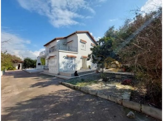 GİRNE ÇATALKÖY’DE ÖZEL HAVUZLU VE BAHÇELİ 4+1 VİLLA