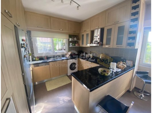 NEZIH SITE ICERISINDE ORTAK HAVUZLU 3+1SATILIK IKIZ VILLA