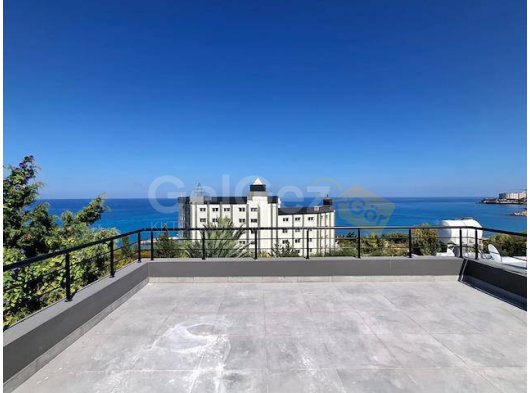 Bu Yepyeni, 3 Yatak Odalı, 2,5 Banyolu Yarı Müstakil Villa, Üç Geniş Yatak Odası ve İki Buçuk Banyo Sunmaktadır. Açık Planlı Bir Oturma Alanı, Modern Bir Mutfak