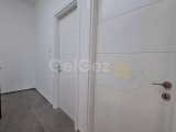 Bu Yepyeni, 3 Yatak Odalı, 2,5 Banyolu Yarı Müstakil Villa, Üç Geniş Yatak Odası ve İki Buçuk Banyo Sunmaktadır. Açık Planlı Bir Oturma Alanı, Modern Bir Mutfak