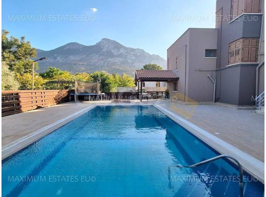 Lüks 4 Yatak Odalı Villa, Geniş Aileler veya Huzurlu Bir İnziva Arayanlar İçin İdeal Bir Yaşam Alanı Sunuyor. Konfor ve Zarafetin Özenle Harmanlandığı Villada, 