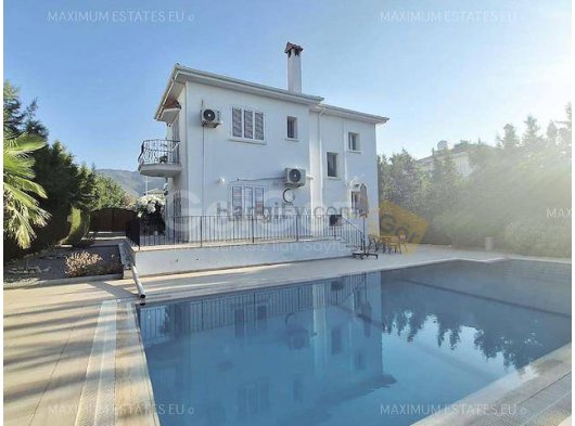 Alsancak’ta Özel Havuzlu ve Olgun Bahçeli 3 Yatak Odalı Kiralık Villa