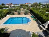 Girne / Alsancak’ ta plaja yürüme mesafesinde özel havuzlu villa *TEK YETKİLİ*