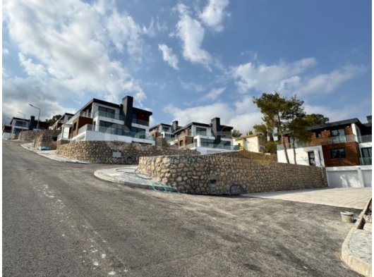Girne’de TÜRK KOÇANLI deniz manzaralı Tripleks Villa