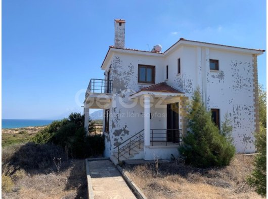 GİRNE-SADRAZAMKÖY 'DE GENİŞ ARSAYA SAHİP, TADİLAT GEREKTİREN SATILIK VİLLA.