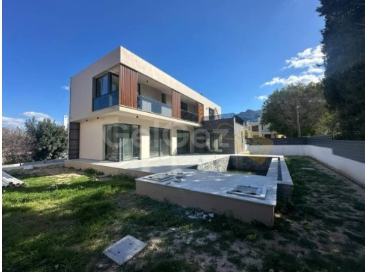 Çatalköy Bölgesinde Satılık 4+1 Havuzlu Villa