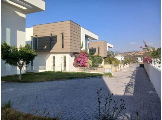 Çatalköy Girne’de Eşsiz Manzaralı 4+1 300m² Havuzlu Lüks Villa