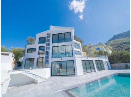 YUKARI GİRNE BÖLGESİNDE ULTRA LÜKS 11+2 SATILIK VİLLA