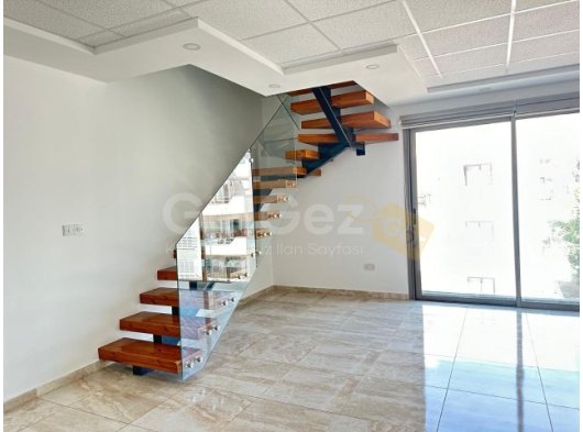 GİRNE MERKEZDE TİCARİ İZİNLİ 3 ODALI KİRALIK OFİS