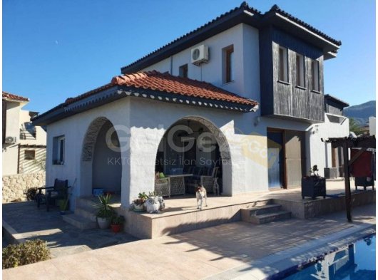 Karağaç Girne’de 3+1 380m² Özel Havuzlu Dağ Deniz Manzaralı Lüks Villa