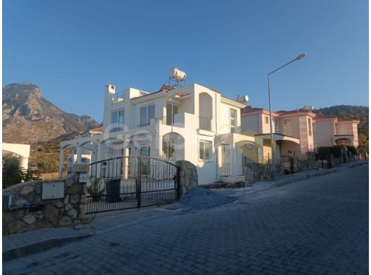 Karşıyaka'da Dağ Deniz Manzaralı Kaçırılmayacak Fırsat 220m² Teraslı Villa