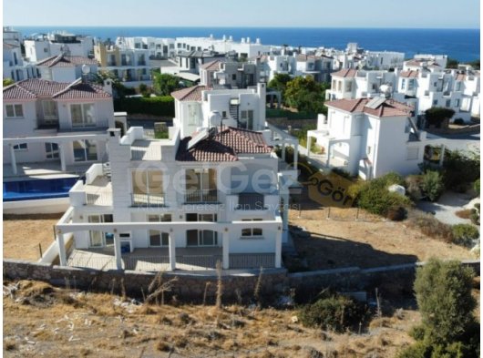 Karşıyaka'da Dağ Deniz Manzaralı Kaçırılmayacak Fırsat 220m² Teraslı Villa