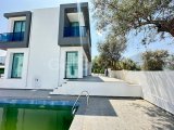 GİRNE OZANKÖY BÖLGESİNDE HAVUZLU SIFIR EŞYALI 3+1 VİLLA