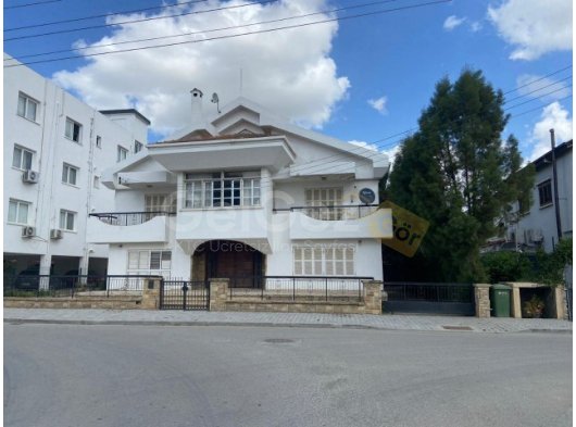 Lefkoşa’da Ticari İzinli 2+3 Katlı Kiralık Villa