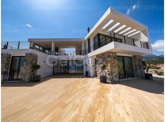 Denize Sıfır! 3 Yatak Odalı, Arsalı ve Yüzme Havuzlu, Denizden İlk Sırada Satılık Villa