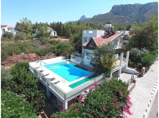8 Tane Havuzlu ve Büyük Bahçeli, Mobilyalı 4 Yatak Odalı Villa - Taşınmaya Hazır!