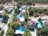8 Tane Havuzlu ve Büyük Bahçeli, Mobilyalı 4 Yatak Odalı Villa - Taşınmaya Hazır!