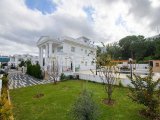 Bu Zarif 5 Yatak Odalı Villa, Geniş Oturma Odası, Özel Arsa, Büyük Çatı Terası ve Yüzme Havuzu İle Girne'nin Prestijli, Sessiz ve Pitoresk Bir Bölgesinde, Ş