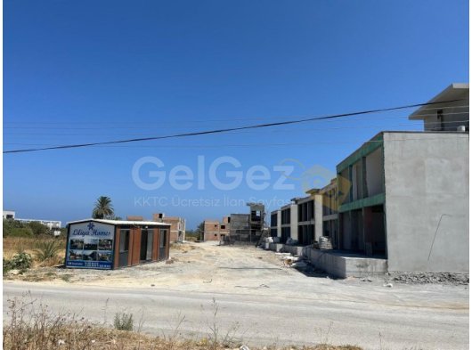 Lapta Sahil Yürüyüş Yolunda Deniz Manzaralı Satılık Daire & Villalar