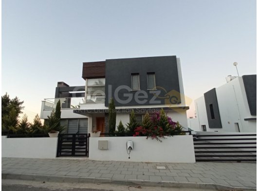 CATALKOYDE DENİZE 200M SATİLİK 3+1 MODERN HAVUZLU VİLLA