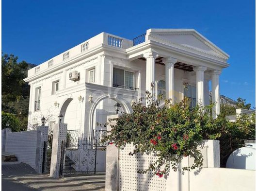 Alsancak'taki Bu Lüks 4 Yatak Odalı, 3 Banyolu Havuzlu Villa, Zarif Mobilyalar ve Üst Düzey Detaylarla Üst Düzey Bir Yaşam Sunuyor. Geniş İç Mekanda Açık Pl