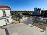 Yeni Tamamlanan Bu Üç Yatak Odalı, İki Banyolu Villa, Bir Aile veya Tatil Evi İçin İdeal Olan Modern Lüks ve Geniş Bir Yaşam Alanı Sunmaktadır. Villa, Çağdaş Yü