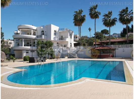 Elegante Villa Mit 15 Schlafzimmern Und 17 Bädern, Einem 20 X 10 Meter Großen Römischen Überlaufpool, Einem Pavillon Und Vielem Mehr.
