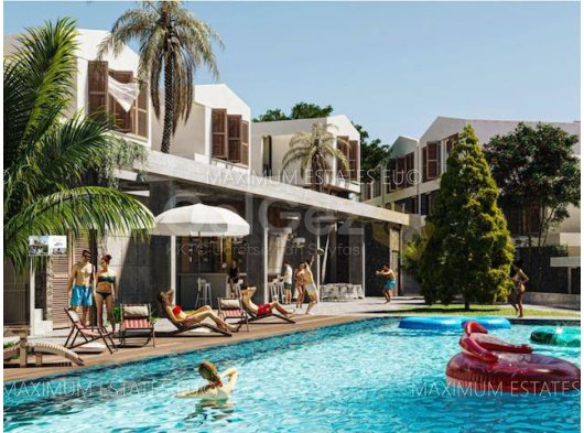 Nafes Kesen Deniz ve Dağ Manzarasından En İyi Şekilde Yararlanmak İçin Tasarlanmış 20 Villa ve Teraslı Evden Oluşan Güzel Havuzlu Bir Site.