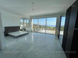 Muazzam Bir Tepenin Üzerinde Yer Alan Bu Lüks ve Modern Villa, Muhteşem Deniz ve Dağ Manzarası Sunmaktadır. Özellikler: - *3 Oturma Odası Dahil Yaşam Alanları:
