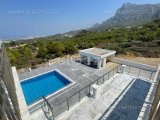 Muazzam Bir Tepenin Üzerinde Yer Alan Bu Lüks ve Modern Villa, Muhteşem Deniz ve Dağ Manzarası Sunmaktadır. Özellikler: - *3 Oturma Odası Dahil Yaşam Alanları: