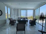 Muazzam Bir Tepenin Üzerinde Yer Alan Bu Lüks ve Modern Villa, Muhteşem Deniz ve Dağ Manzarası Sunmaktadır. Özellikler: - *3 Oturma Odası Dahil Yaşam Alanları: