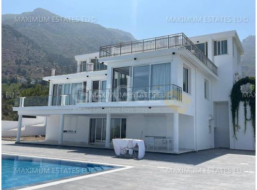 Muazzam Bir Tepenin Üzerinde Yer Alan Bu Lüks ve Modern Villa, Muhteşem Deniz ve Dağ Manzarası Sunmaktadır. Özellikler: - *3 Oturma Odası Dahil Yaşam Alanları: