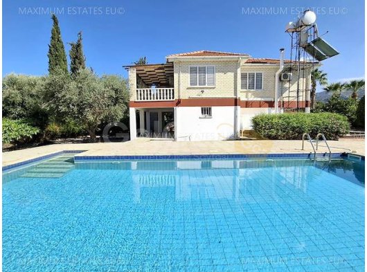 Bu 3 Yatak Odalı Villa, Dağlar ve Deniz Arasında Yer Alan Pitoresk Lapta Köyünde Yer Almaktadır. Tesis, Her Biri Kendi Banyosuna Sahip Üç Geniş Yatak Odasına Sa