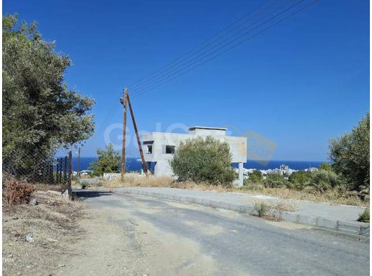 Girne'nin En Önemli Lokasyonlarından Biri Olan Zeytinlik'teki 611 Metrekarelik Bu Arsa, Lüks Bir Yamaç İnzivası İçin Mükemmel Bir Zemin Sunuyor. Hafif E