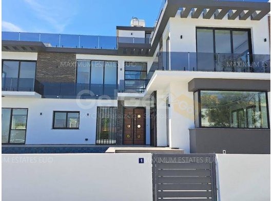 Bu Güzel 4+1 Villa, Yazları Havuz Başında Geçirmek ve Tüm Aile İle Çatı Terasında Barbekü Yapmak İçin En İyi Yerdir. Havuza Bakan Otomatik Camı İle Kapalı Barın