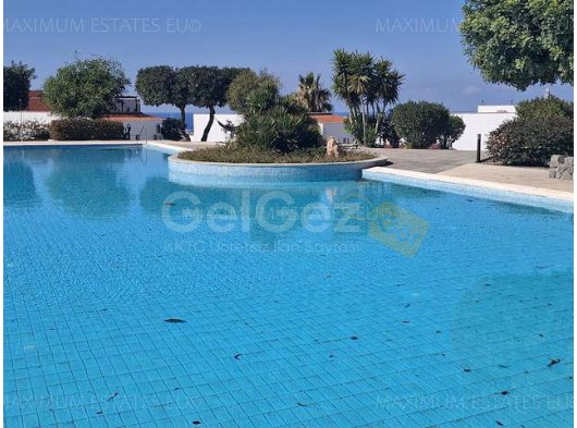 Şirin Bır 2 Yatak Odalı, 2 Banyolu Bungalov, Nefes Kesen Deniz ve Dağ Manzaraları Sunan, Güzelce Bakılmış Bir Toplulukta Yer Almaktadır. Hem Kumlu Bir Halk Plaj