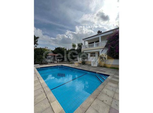 Yenilenen Havuz ve Nefes Kesici Manzaralara Sahip Muhteşem 3 Yatak Odalı Villa. Bu Zarif 3 Yatak Odalı, 4 Banyolu Villa, Konfor, Lüks ve Huzurun Mükemmel Bir Ka