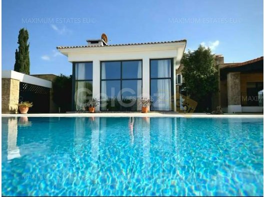 Golf Kulübü'ne Çok Yakın, Esentepe'nin Sakin Tepelerinde Yer Alan, Tam Bir Mahremiyet Sunan ve Yemyeşil Doğayla Çevrili, Muhteşem 4 Yatak Odalı Lüks Vil