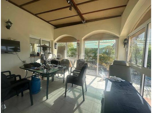 Büyüleyici 2 Yatak Odalı Bungalov, Konfor ve Rahatlığın Mükemmel Bir Karışımını Sunar. Tamamen Mobilyalı ve Klima İle Donatılmış Olan Bu Tesis, Rahat Bir Yaşam