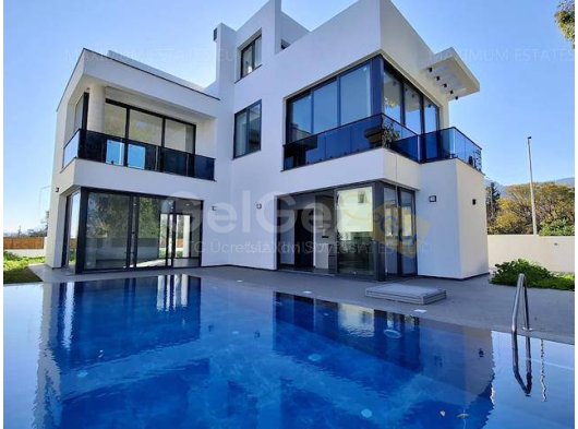 Bu Zarif, Modern Lüks Villa, Dört Geniş Ebeveyn Banyolu Yatak Odası, Birinci Sınıf Cihazlarla Donatılmış Şık Bir Ankastre Mutfak ve Her Yerde Zarif Yüzeyler Sun