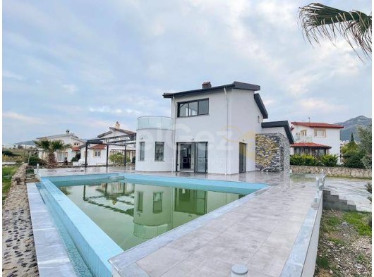 Denize Sıfır 3 Yatak Odalı, 135 Metrekarelik Villa, Kıbrıs'ta Deniz Kıyısında Mükemmel Bir Konumda, Kesintisiz Panoramik Deniz Manzarasıyla Lüks ve Sakin Bi