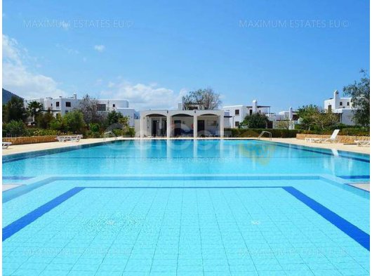 Tatlısu Bölgesinde Birinci Sahil Şeridinde Bulunan Bir Yazlık Köyünde 3+1 (Üç Yatak Odalı) Villa. Köyde Kapalı Alan, Büyük Ortak Havuz, Çocuklar İçin Ayrı Havuz