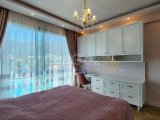 Yüzme Havuzu Olan Bir Komplekste Mükemmel Olanaklara Sahip Geniş 4+1 Villa