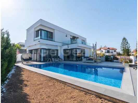 Bu Çarpıcı 6-Yatak Odalı, 4-Banyolu Tripleks Villa, Girne'nin Prestijli Bellapais Bölgesinde Yer Almakta Olup Lüks, Konfor ve Nefes Kesici Manzaraların Müke