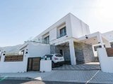 Bu Çarpıcı 6-Yatak Odalı, 4-Banyolu Tripleks Villa, Girne'nin Prestijli Bellapais Bölgesinde Yer Almakta Olup Lüks, Konfor ve Nefes Kesici Manzaraların Müke