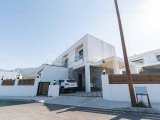 Bu Çarpıcı 6-Yatak Odalı, 4-Banyolu Tripleks Villa, Girne'nin Prestijli Bellapais Bölgesinde Yer Almakta Olup Lüks, Konfor ve Nefes Kesici Manzaraların Müke